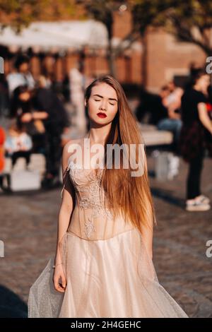 Eine Braut in einem Hochzeitskleid mit langen Haaren in der Altstadt von Breslau. Hochzeit Fotoshooting im Zentrum einer alten Stadt in Polen.Breslau, Polen. Stockfoto