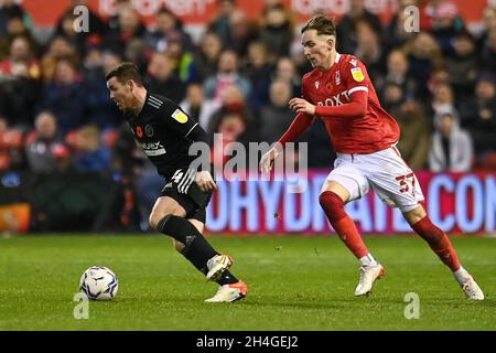 John Fleck #4 von Sheffield United bricht am 11/2/2021 von James Garner #37 von Nottingham Forest in ab. (Foto von Craig Thomas/News Images/Sipa USA) Quelle: SIPA USA/Alamy Live News Stockfoto