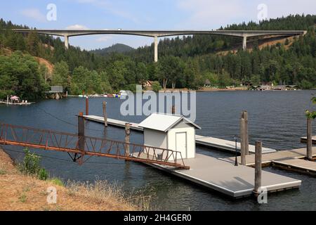 Interstate 90, I-90 Autobahnbrücke über Lake Coeur d'Alene mit leerem Yachthafen im Vordergrund.Coeur d'Alene.Idaho.USA Stockfoto