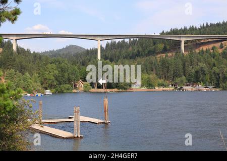 Interstate 90, I-90 Autobahnbrücke über Lake Coeur d'Alene mit leerem Yachthafen im Vordergrund.Coeur d'Alene.Idaho.USA Stockfoto