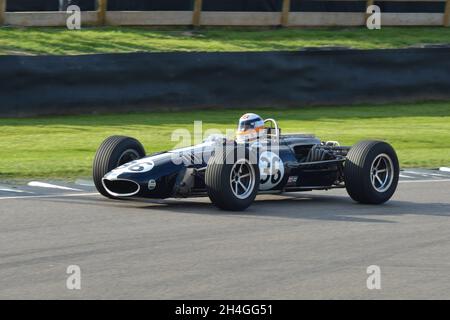 Der F1 Gurney Weslake Eagle V12 bei Demonstrationsrunden im Goodwood Revival 2018, gefahren von Derek Bell (im Bild) und Sir Jackie Stewart. Stockfoto