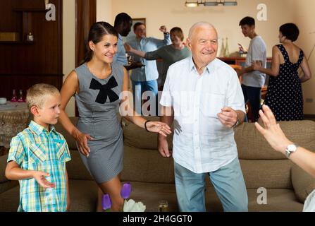 Erwachsene und Kinder tanzen auf einer Party zu Hause Stockfoto