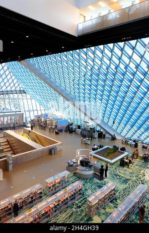 Innenansicht der Seattle Central Library mit geneigtem Glasdach.Downtown Seattle.Washington.USA Stockfoto