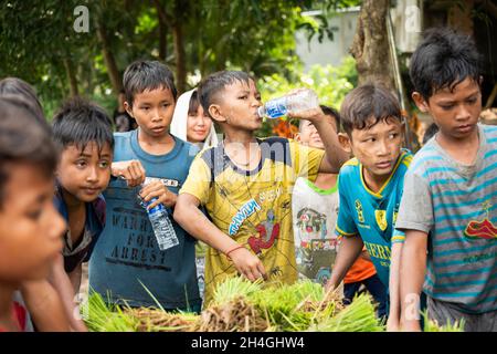 An Giang 21. September 2019. Kinder spielen auf dem traditionellen kambodschanischen Feldfestival Reisfeld Stockfoto