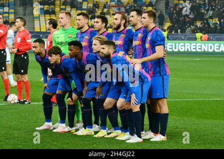 Kiew, Ukraine. November 2021. Barcelona beginnt elf Posen vor dem Fußballspiel der UEFA Champions League der Gruppe E zwischen Dynamo Kiew und dem FC Barcelona in Kiew, Ukraine, am 02. November 2021. (Foto: Aleksandr Gusev/Pacific Press) Quelle: Pacific Press Media Production Corp./Alamy Live News Stockfoto