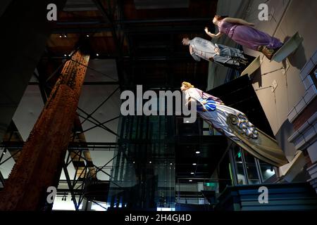 Männliche und weibliche nautische Galionsfiguren werden im Grand Atrium von Faye G. Allen im Museum of History and Industry ausgestellt.Seattle.Washington.USA Stockfoto