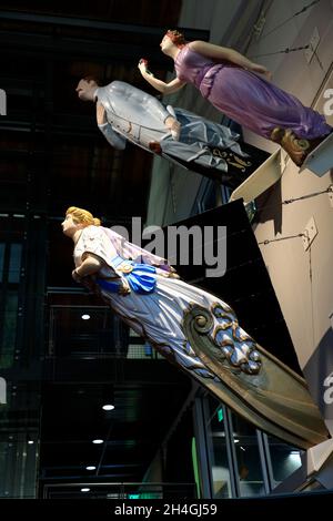 Männliche und weibliche nautische Galionsfiguren werden im Grand Atrium von Faye G. Allen im Museum of History and Industry ausgestellt.Seattle.Washington.USA Stockfoto