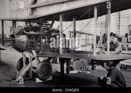 Historische Schwarz-Weiß-Fotografie zeigt Flugzeugbau in Boeing Unternehmen in der Ausstellung der Boeing 1916-2016 Centennial Feier.Museum o Stockfoto