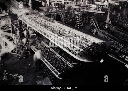 Historische Schwarz-Weiß-Fotografie zeigt Flugzeugbau in Boeing Unternehmen in der Ausstellung von Boeing 1916-2016 Centennial Feier.Museum für Geschichte und Industrie.Seattle.Washington.USA Stockfoto