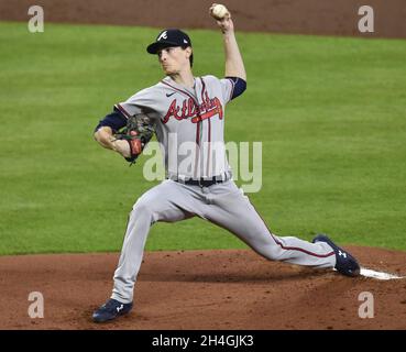 Houston, Usa. November 2021. Atlanta Braves Starter Max Fried wirft gegen die Houston Astros während des ersten Innings in Spiel sechs in der MLB World Series im Minute Maid Park am Dienstag, 2. November 2021 in Houston, Texas. Houston kehrt mit Blick auf die Eliminierung nach Atlanta 3-2 in der Serie zurück. Foto von Maria Lysaker/UPI Kredit: UPI/Alamy Live News Stockfoto