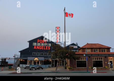 Port Angeles Wharf mit kanadischer Flagge in der Abenddämmerung.Port Angeles.Washington State.USA Stockfoto