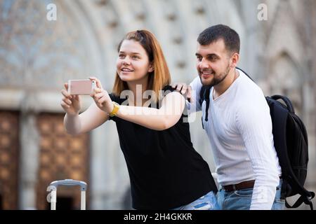 Positive Touristen, die Selfie machen Stockfoto