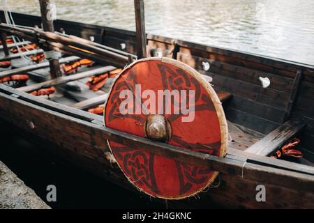 Ein antikes Wikingerschiff auf dem Fluss. Altes Boot. Stockfoto