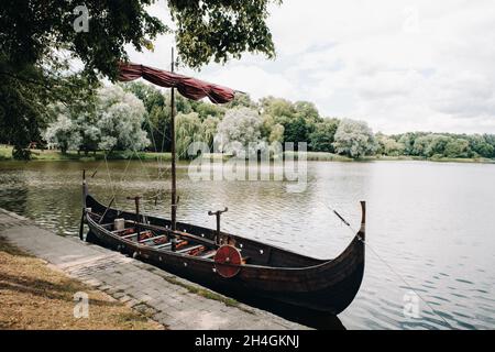 Ein antikes Wikingerschiff auf dem Fluss. Altes Boot. Stockfoto