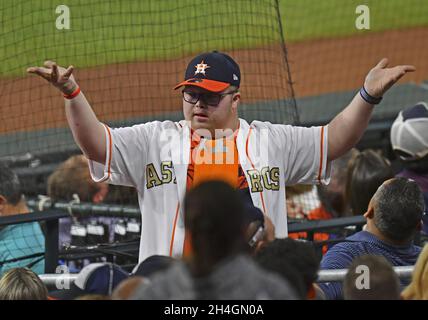 Houston, Usa. November 2021. Ein Houston Astros-Fan versucht, die Menge dazu zu bringen, die Atlanta Braves während der Spitze des achten Innings in Spiel sechs in der MLB World Series im Minute Maid Park am Dienstag, dem 2. November 2021 in Houston, Texas, anzufeuern. Houston kehrt mit Blick auf die Eliminierung nach Atlanta 3-2 in der Serie zurück. Foto von Maria Lysaker/UPI Kredit: UPI/Alamy Live News Stockfoto