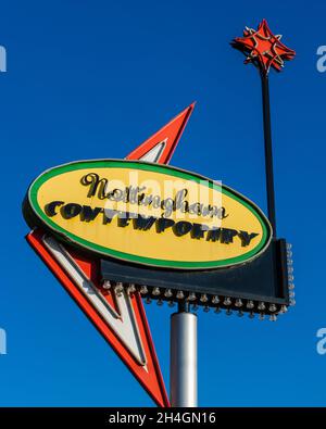 Nottingham zeitgenössisches Neonschild, entworfen von einem in Nottingham ansässigen Künstler. Nottingham Zeitgenössisch ist eine touristische Attraktion. Stockfoto