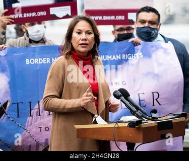 Washington, Usa. November 2021. Die US-Vertreterin Veronica Escobar (D-TX) spricht auf einer Pressekonferenz über die Einwanderung an der Südgrenze. Kredit: SOPA Images Limited/Alamy Live Nachrichten Stockfoto