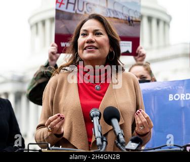 Washington, Usa. November 2021. Die US-Vertreterin Veronica Escobar (D-TX) spricht auf einer Pressekonferenz über die Einwanderung an der Südgrenze. Kredit: SOPA Images Limited/Alamy Live Nachrichten Stockfoto