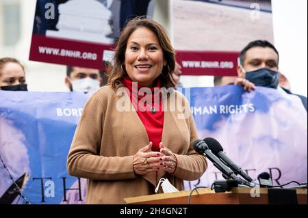 Washington, Usa. November 2021. Die US-Vertreterin Veronica Escobar (D-TX) spricht auf einer Pressekonferenz über die Einwanderung an der Südgrenze. Kredit: SOPA Images Limited/Alamy Live Nachrichten Stockfoto