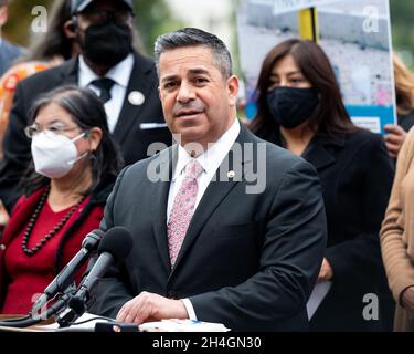 Washington, Usa. November 2021. US-Senator Ben Lujan (D-NM) spricht auf einer Pressekonferenz über Einwanderung an der Südgrenze. Kredit: SOPA Images Limited/Alamy Live Nachrichten Stockfoto