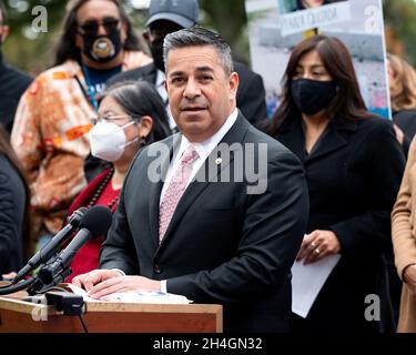 Washington, Usa. November 2021. US-Senator Ben Lujan (D-NM) spricht auf einer Pressekonferenz über Einwanderung an der Südgrenze. Kredit: SOPA Images Limited/Alamy Live Nachrichten Stockfoto