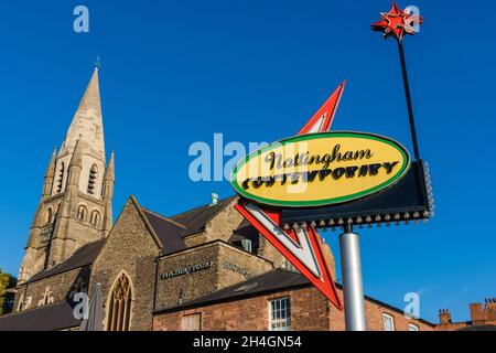 Nottingham zeitgenössisches Neonschild, entworfen von einem in Nottingham ansässigen Künstler. Nottingham Zeitgenössisch ist eine touristische Attraktion. Stockfoto