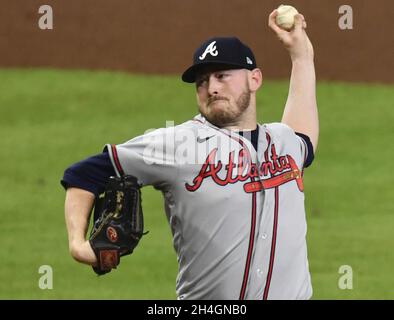 Houston, Usa. November 2021. Atlanta Braves Reliever Tyler Matzek schlägt alle drei Houston Astro-Kämpfer während des achten Innings in Spiel sechs in der MLB World Series im Minute Maid Park am Dienstag, 2. November 2021 in Houston, Texas. Houston kehrt mit Blick auf die Eliminierung nach Atlanta 3-2 in der Serie zurück. Foto von Maria Lysaker/UPI Kredit: UPI/Alamy Live News Stockfoto