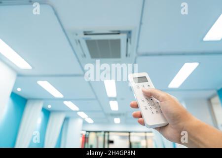 Handgriff, integrierte große Fernbedienung für die Klimaanlage im Krankenhaus Stockfoto