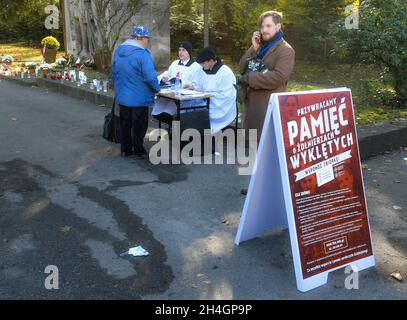 Krakau, Polen. November 2021. Appell auf dem Rakowicki-Friedhof, während Allerheiligen, einem traditionellen Fest auf den katholischen Friedhöfe in Krakau. (All Day of the Dead) Credit: SOPA Images Limited/Alamy Live News Stockfoto