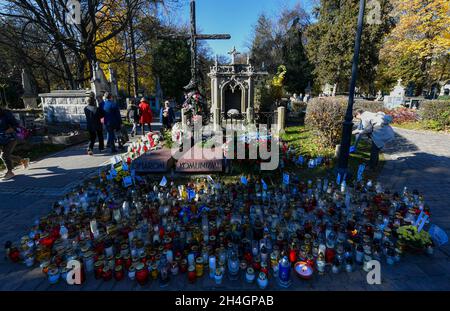 Krakau, Polen. November 2021. Ein Denkmal für die Opfer des Kommunismus auf dem Friedhof von Rakowice, während Allerheiligen, ein traditionelles Fest auf den katholischen Friedhöfen in Krakau. (All Day of the Dead) Credit: SOPA Images Limited/Alamy Live News Stockfoto