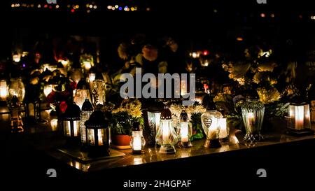 Krakau, Polen. November 2021. Brennende Kerzen auf Gräbern auf dem Friedhof von Batowice, während Allerheiligen, einem traditionellen Fest auf den katholischen Friedhöfen in Krakau. (All Day of the Dead) Credit: SOPA Images Limited/Alamy Live News Stockfoto