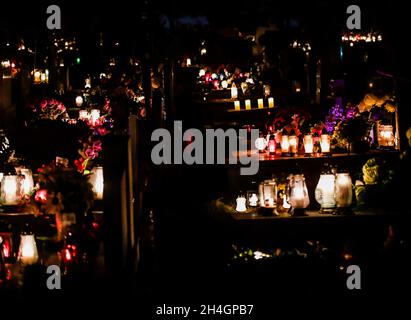 Krakau, Polen. November 2021. Brennende Kerzen auf Gräbern auf dem Friedhof von Batowice, während Allerheiligen, einem traditionellen Fest auf den katholischen Friedhöfen in Krakau. (All Day of the Dead) Credit: SOPA Images Limited/Alamy Live News Stockfoto