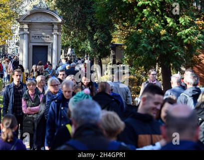 Krakau, Polen. November 2021. Menschen, die in der Hauptgasse des Friedhofs von Rakowice während Allerheiligen gesehen wurden, einem traditionellen Fest auf den katholischen Friedhöfen in Krakau. (All Day of the Dead) (Foto: Alex Bona/SOPA Images/Sipa USA) Quelle: SIPA USA/Alamy Live News Stockfoto