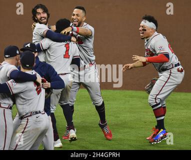 Houston, Usa. November 2021. Die Atlanta Braves feiern den Sieg über die Houston Astros im sechsten Spiel der MLB World Series im Minute Maid Park am Dienstag, den 2. November 2021 in Houston, Texas. Atlanta gewinnt die World Series vier Spiel zu zwei mit einem 7-0-Shut-out-Sieg gegen Houston. Foto von Maria Lasaker/UPI Credit: UPI/Alamy Live News Stockfoto