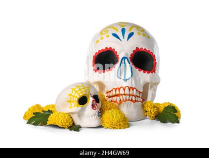 Bemalte Menschenschädel für Mexikos Tag der Toten (El Dia de Muertos) mit Blumen auf weißem Hintergrund Stockfoto