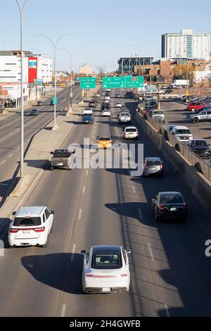 Verkehr auf dem Trans Canada Highway (16th Avenue), der durch die Stadt Calgary fährt Stockfoto