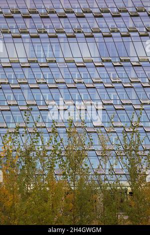 MacKimmie Tower close up, das erste Netto-Null-CO2-Gebäude auf dem Campus der Universität von Calgary. Die energieeffiziente Struktur hat eine Glasfassade. Stockfoto