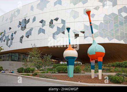 Das Gebäude der Calgary Public Library und der platz im Freien sind mit farbenfrohen kinetischen Skulpturen gestaltet, die sich wie ein Pendel bewegen Stockfoto