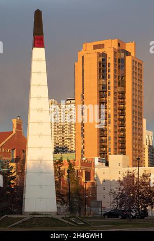 Calgary Millennium Clock Tower, ein Obelisk, der als Wahrzeichen für den Beginn eines neuen Jahrhunderts und Jahrtausends im Jahr 2000 geschaffen wurde. Stockfoto