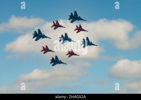 Moskau, Russland - 09. Mai 2021: Diamantform von 4 Mig-29 die russischen Ritter und 5 Su-27 Swifts in den Himmel über dem Roten Platz in der Gruppe Cuban Diamond Stockfoto