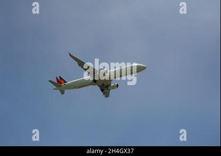 09.10.2021, Singapur, Republik Singapur, Asien - Philippine Airlines Airbus A321 Passagierjet nähert sich Changi Airport zur Landung. Stockfoto