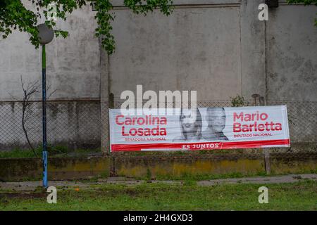 Firmat, Argentinien. November 2021. Auf den Straßen von Firmat sind Wahlplakate zu sehen. Am 14. November wird das Land eine Halbzeitwahl abhalten, bei der anderthalb Drittel der Sitze des Senats in der Abgeordnetenkammer erneuert werden. (Foto von Patricio Murphy/SOPA Images/Sipa USA) Quelle: SIPA USA/Alamy Live News Stockfoto