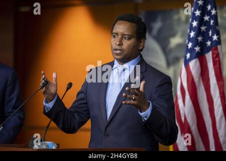 Der Vertreter der Vereinigten Staaten, Joe Neguse (Demokrat von Colorado), hält am Dienstag, den 2. November, im US-Kapitol in Washington, DC, USA, eine Rede. 2021. Foto von Rod Lampey/CNP/ABACAPRESS.COM Stockfoto