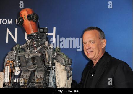 Los Angeles, Kalifornien. November 2021. Tom Hanks bei der Ankunft für FINCH Premiere, The Pacific Design Center in West Hollywood, Los Angeles, CA, 2. November 2021. Kredit: Elizabeth Goodenough/Everett Collection/Alamy Live Nachrichten Stockfoto