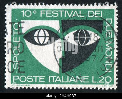 ITALIEN - UM 1967: Briefmarke gedruckt von Italien, zeigt stilisierte Maske, um 1967 Stockfoto