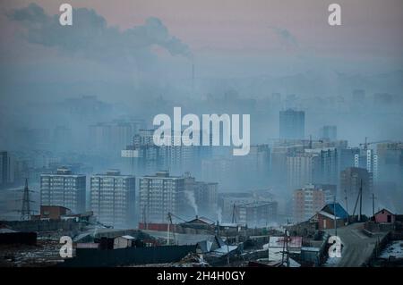 Die Hauptstadt Ulaanbaatar wird in den frühen Morgenstunden von starker Verschmutzung überschwemmen, wenn die Bewohner aufwachen und größere Mengen Kohle i verbrennen Stockfoto