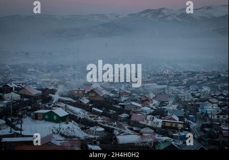 Die Hauptstadt Ulaanbaatar wird in den frühen Morgenstunden von starker Verschmutzung überschwemmen, wenn die Bewohner aufwachen und größere Mengen Kohle i verbrennen Stockfoto