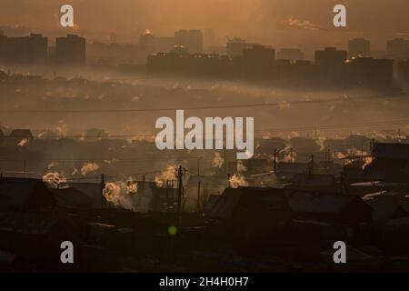 Die Hauptstadt Ulaanbaatar wird in den frühen Morgenstunden von starker Verschmutzung überschwemmen, wenn die Bewohner aufwachen und größere Mengen Kohle i verbrennen Stockfoto