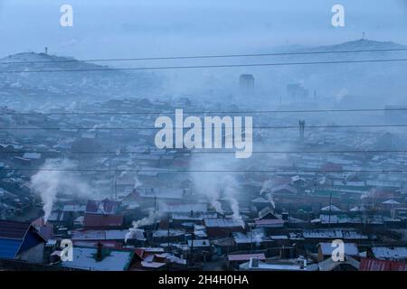 Die Hauptstadt Ulaanbaatar wird in den frühen Morgenstunden von starker Verschmutzung überschwemmen, wenn die Bewohner aufwachen und größere Mengen Kohle i verbrennen Stockfoto