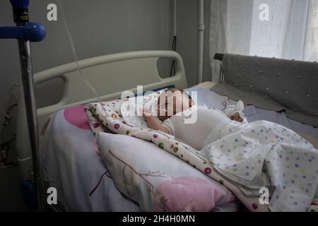 Ein Baby, das an Atemkomplikationen leidet, befindet sich in einer Kindernotaufnahme in einem der städtischen Krankenhäuser in der Hauptstadt Ulaanbaatar, Januar Stockfoto